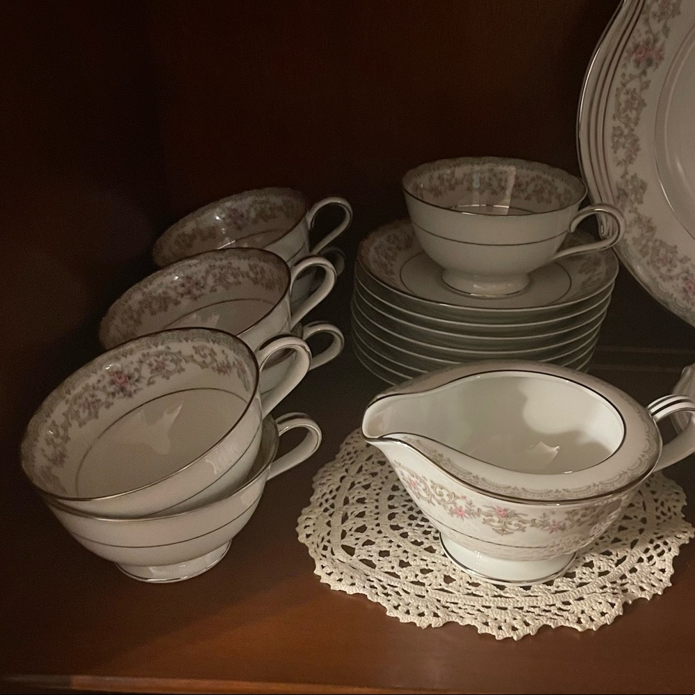 Antique Noritake fine bone China. EUC! 8 person place setting. - Picture 10 of 12